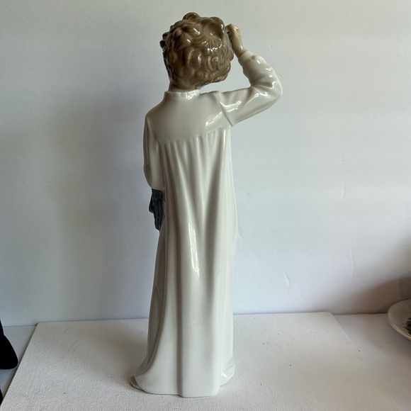 Vintage Lladro Figurine - Boy with Slippers - Picture 4 of 6